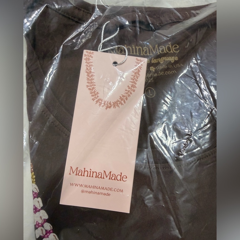 MahinaMade Kahua Tee with Lei Pupu O Niihau - Picture 2 of 3